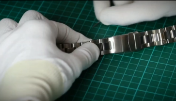 How to adjust solid stainless steel strap